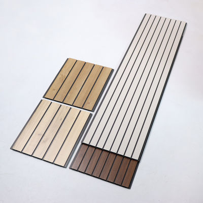 벽에 숨겨진 클립 시스템을 가진 PVC 천장 패널