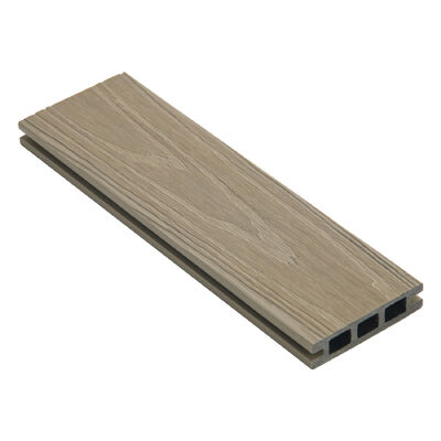 야외 WPC 합성 칸막이 텅 비어 있습니다.